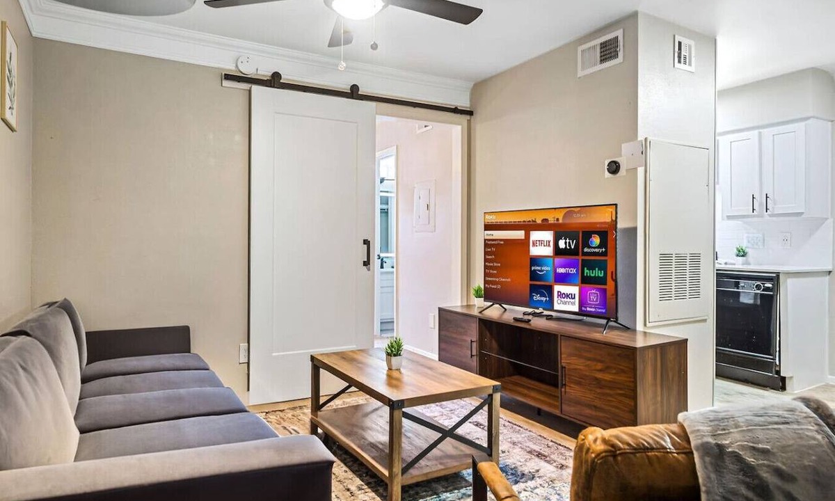 Brentwood Apartment | Contemporary One Bedroom One Bath with Pool Acces