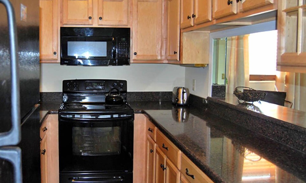 Eastport Condo | Convenient Eastport condo with beautiful water views and community pool!