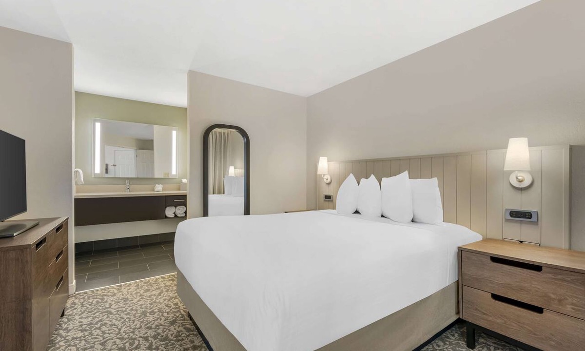 Herndon Apartment | Convenient Location! 3 Relaxing Units, Kitchen, Pet-Friendly, Onsite Parking