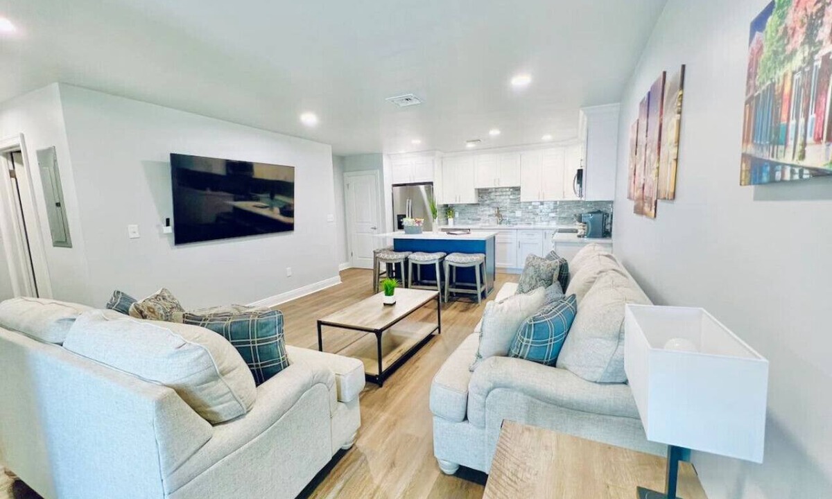 Metairie Condo | Conveniently Located Contemporary 6 Bed/6 Bath 15 Min to Downtown
