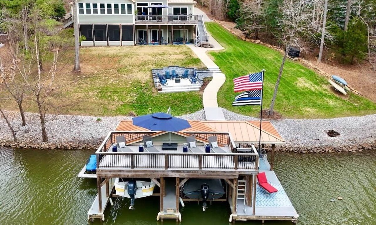 Bracey House | Copper Cove! Hot Tub, 5 Kings & 6 Bunks. FirePit-Sunroom-Sundeck-kayaks-SUP-Fish