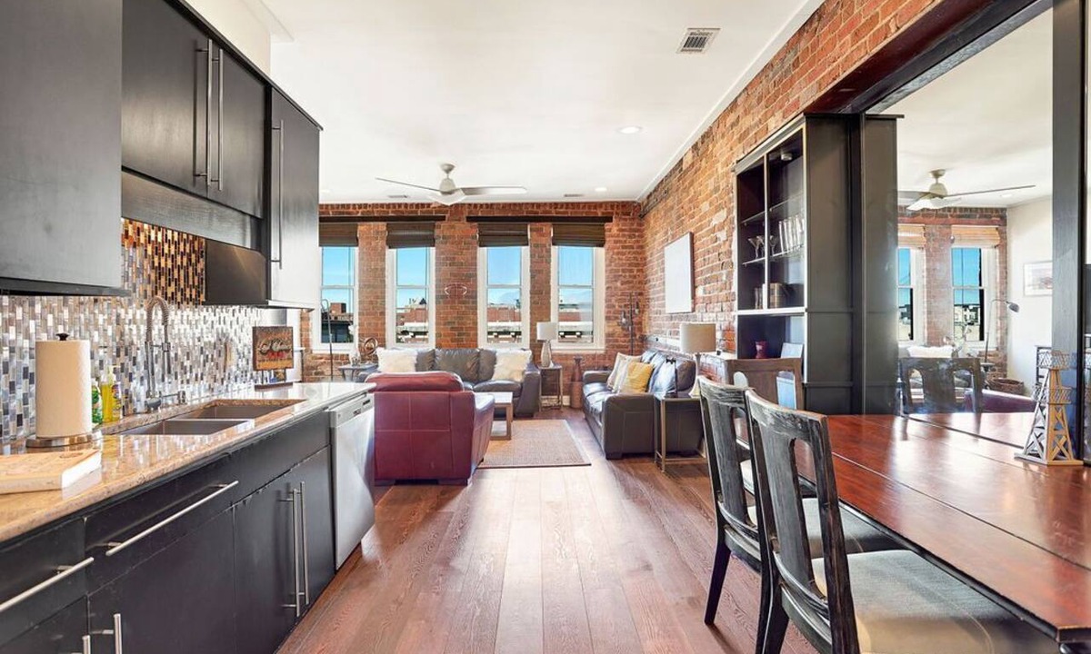 Historic District - North Condo | Corner View Broughton Penthouse with FREE Reserved Parking