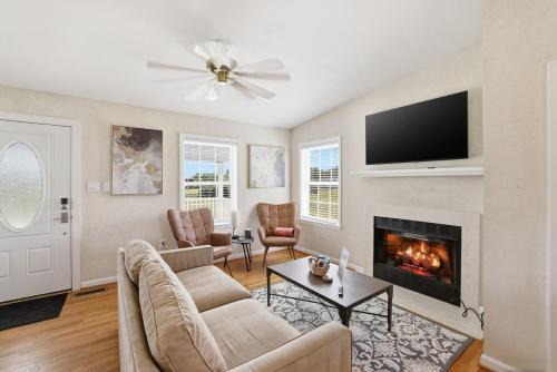 Quinton House | Cottage #2 at Fairway Farm - Disc Golf Getaway!