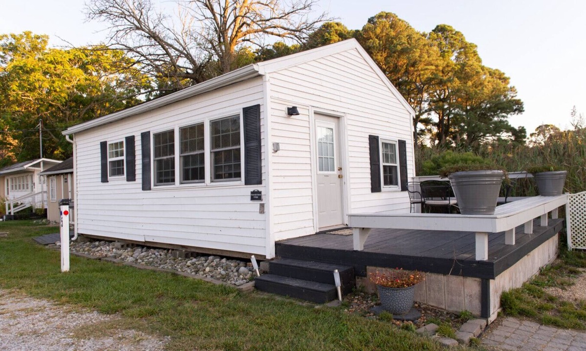 St. Michaels Cottage | Cottage #5 White Swan At Water with Deck