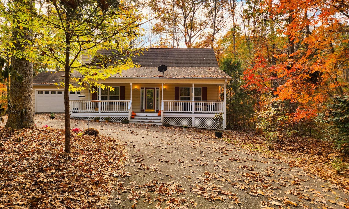 Gumlog House | Cottage on Lake Hartwell! Cozy fireplace, wooded trail to dock, & dog friendly!
