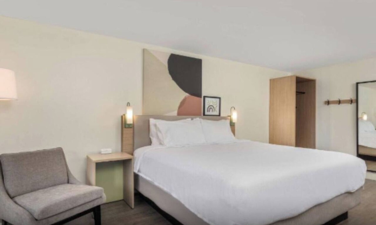 Hilton Head Island Hotel | Couple Room Ideal for Beach Getaways - Free Breakfast Included