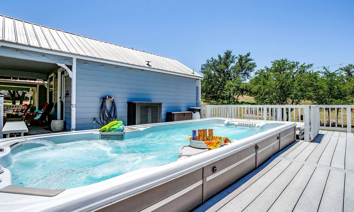Paluxy Cabin | Couples Cabin Getaway Overlooking Pond