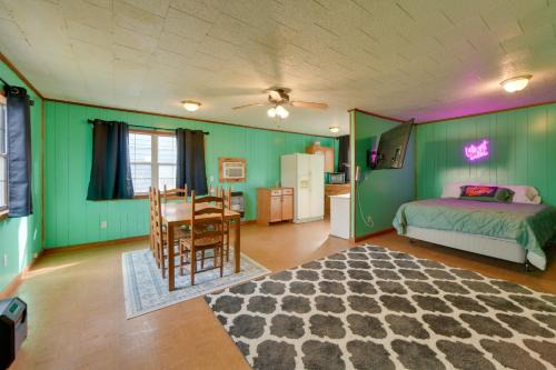 Fort Gaines Apartment | Couple’s Retreat w/Dock Access on Lake Eufaula!