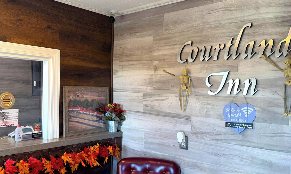 Courtland Hotel | Courtland Inn By Townhouse Franklin VA US 58