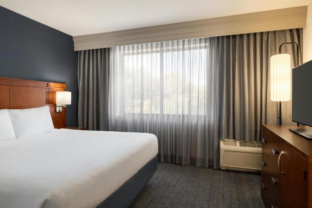 Westampton Hotel | Courtyard Mt. Holly Westampton