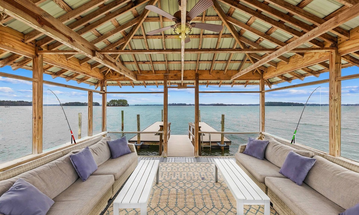 Mayhew House | Covered Dock, King Suite, Modern Design, & Kayaks