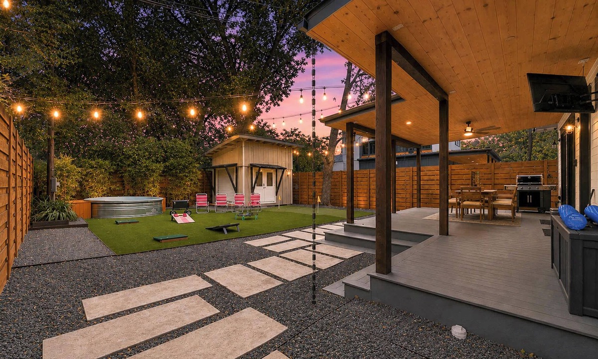 Holly House | Cowboy Pool, Putting Green - Mins to Downtown