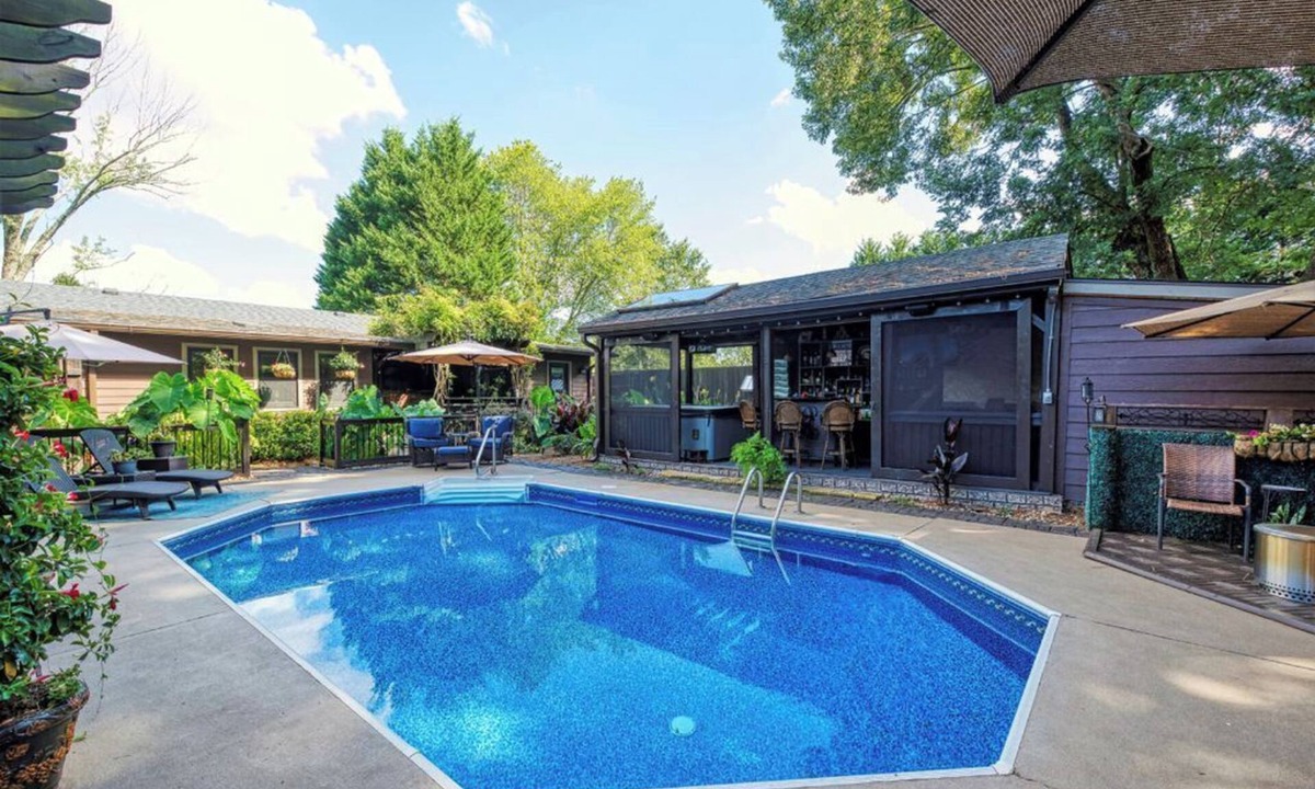 Greer Cottage | COZY 1-BEDROOM TRAVELING NURSE/EXECUTIVE COTTAGE IN CHARMING GREER