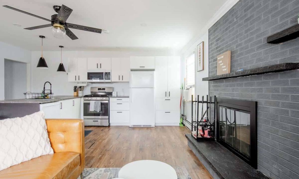 Newport House | Cozy 1B Apt w/fireplace, full kitch & off str PK