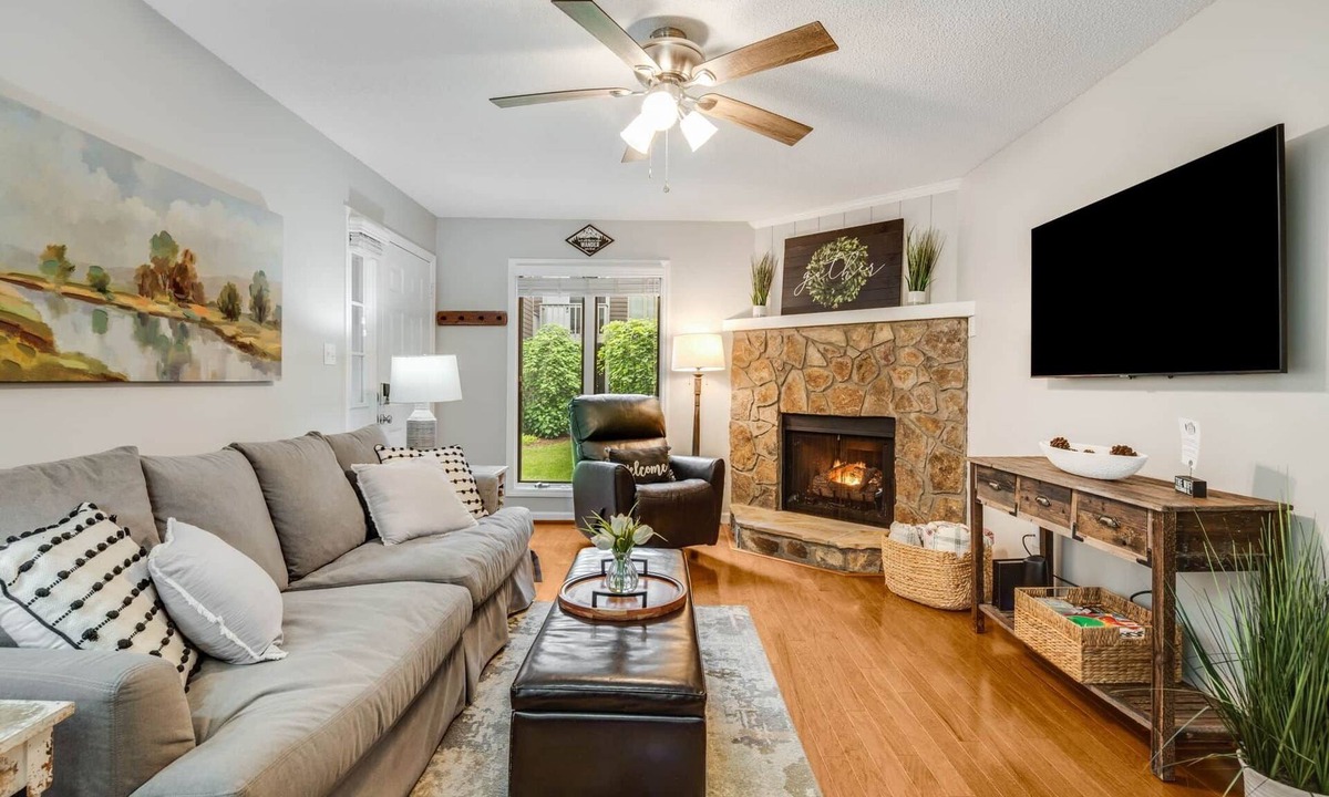 Blowing Rock Condo | Cozy 1st Floor, Walk to Main, Fireplace, King Beds