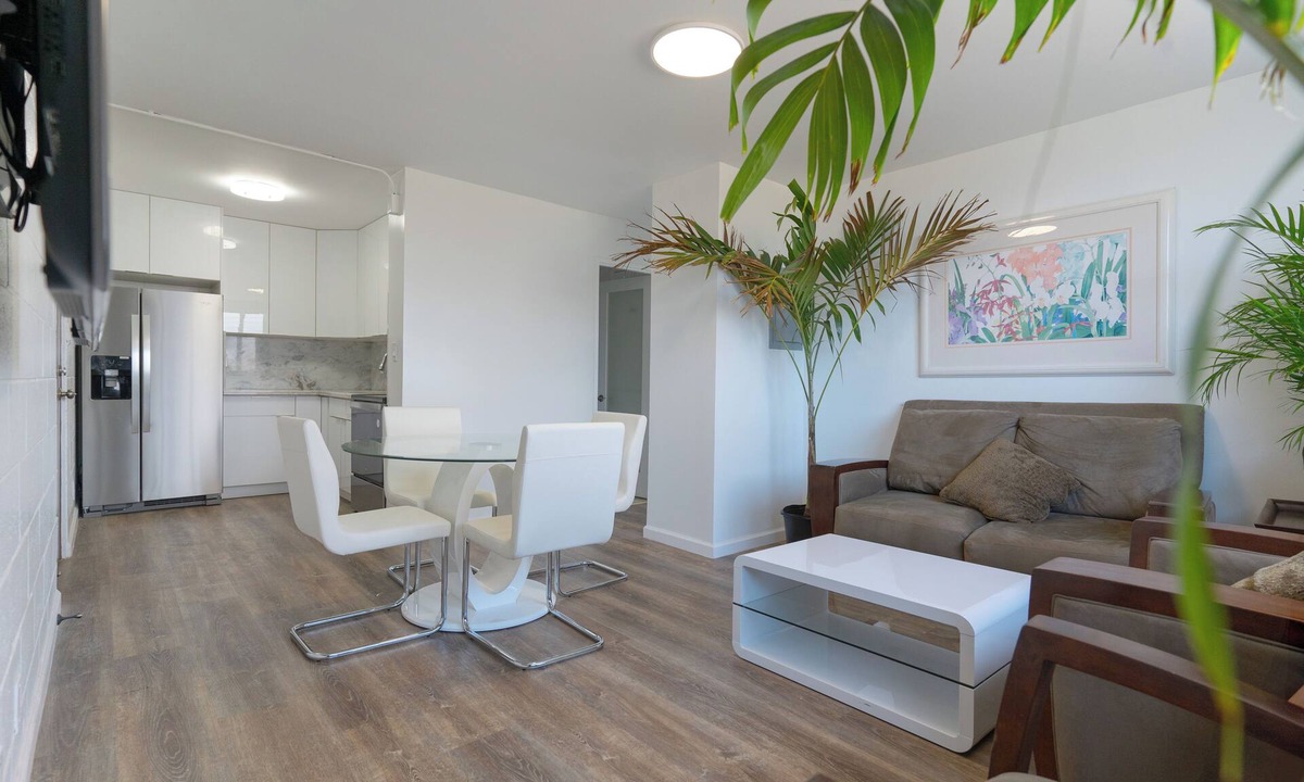 Diamond Head - Kapahulu - St. Louis Apartment | Cozy 2-bedroom apartment in charming Honolulu with WiFi, AC and parking