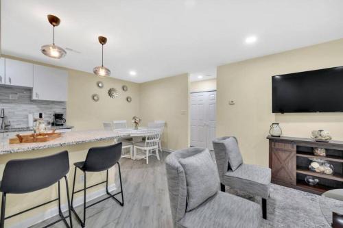 Charlotte House | Cozy 2 Bedroom Duplex In Charlotte, Jacuzzi, Sleeps 6 plus 2