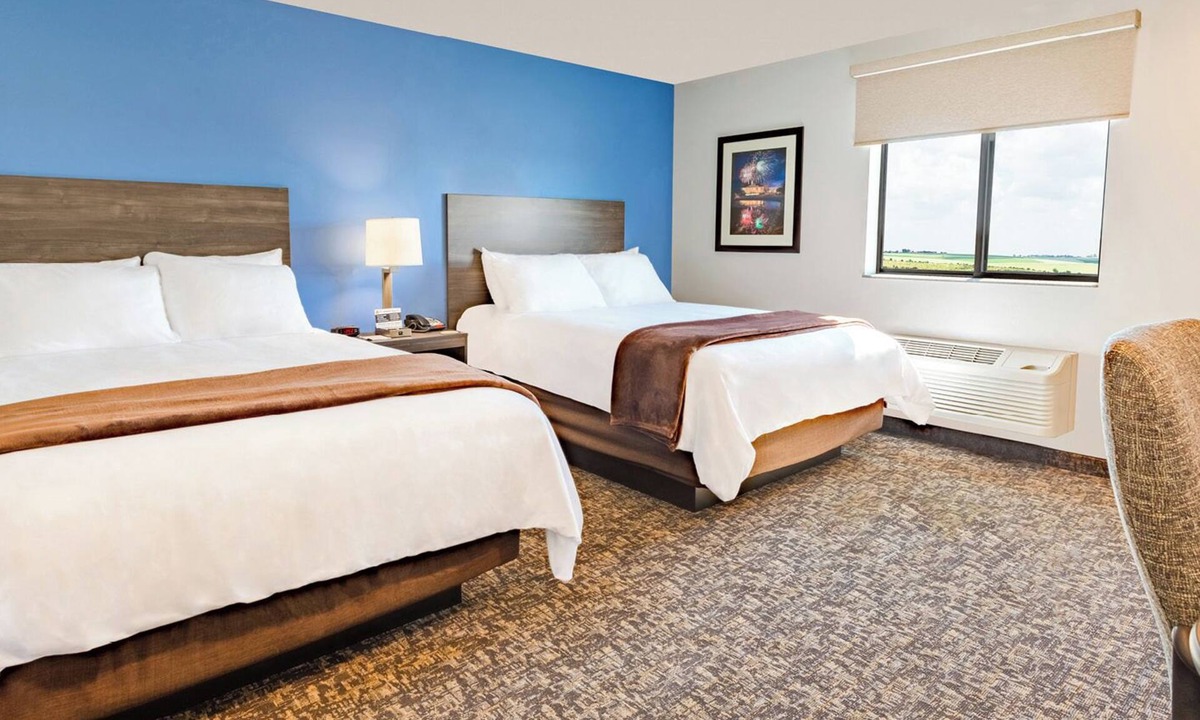 Huntersville Hotel | Cozy 2 queen hotel in delightful Huntersville up to 4 people