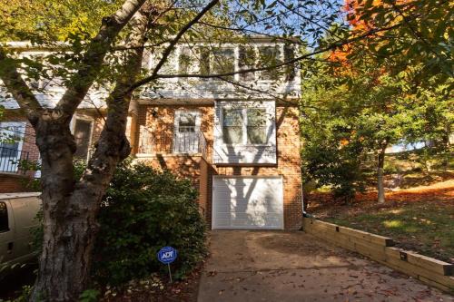 Nauck House | Cozy 3 bedroom and 2 bath Townhouse