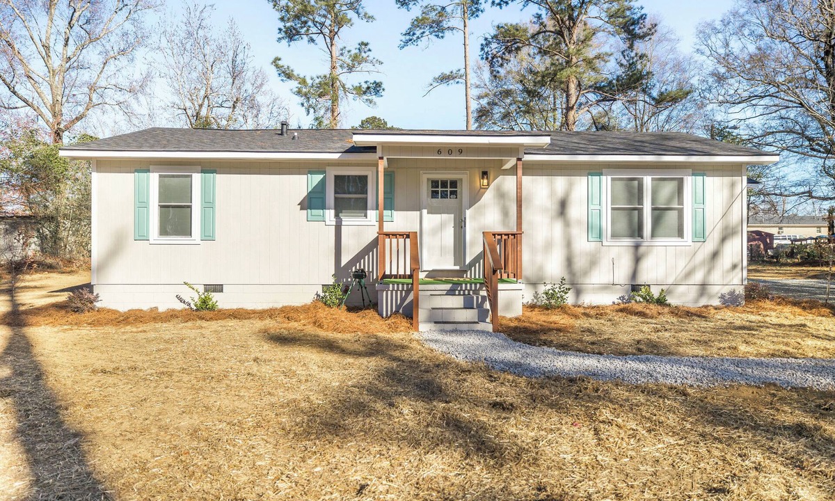 Sandersville House | Cozy 3-bedroom house in the Sandersville city limits. Only minutes from downtown