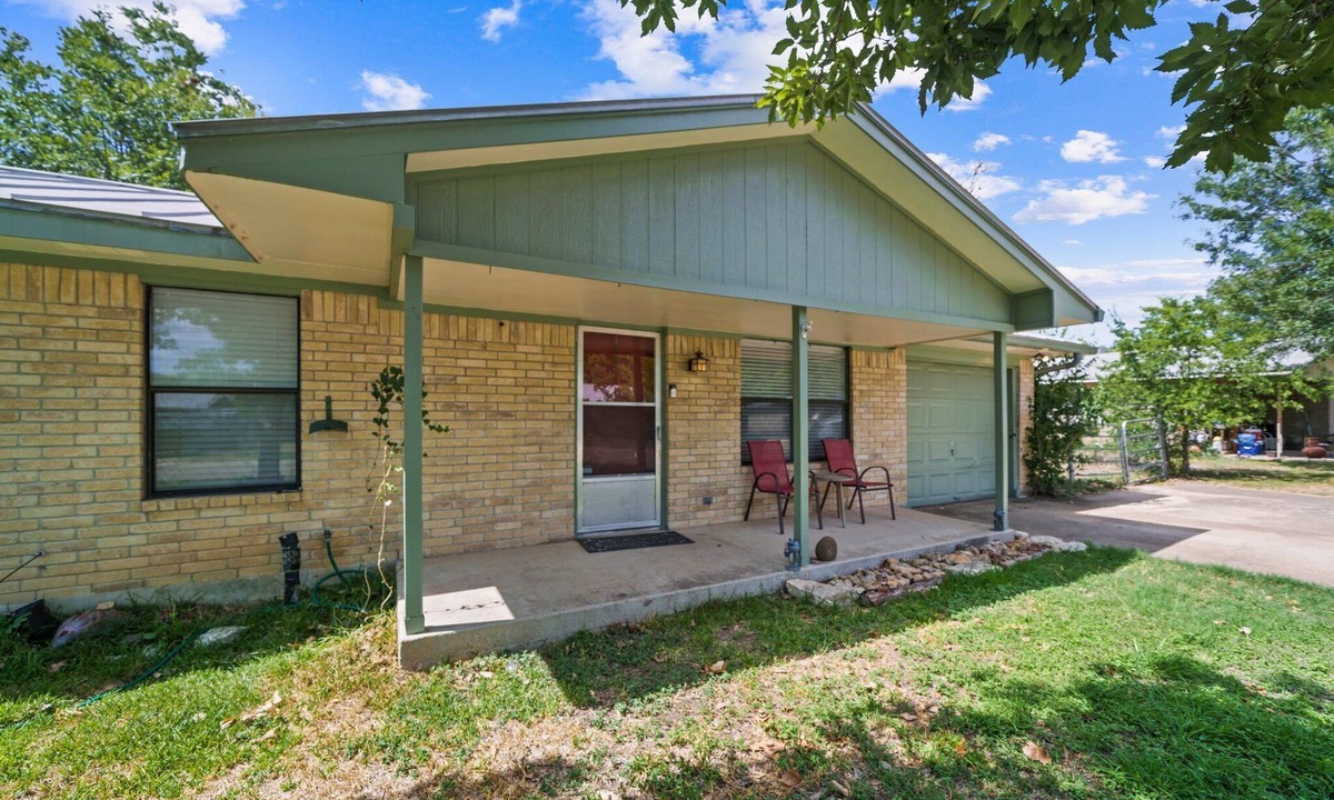 Center Point House | Cozy 3 Bedroom Ranch on Quiet Street Centrally Located in the Hill Country
