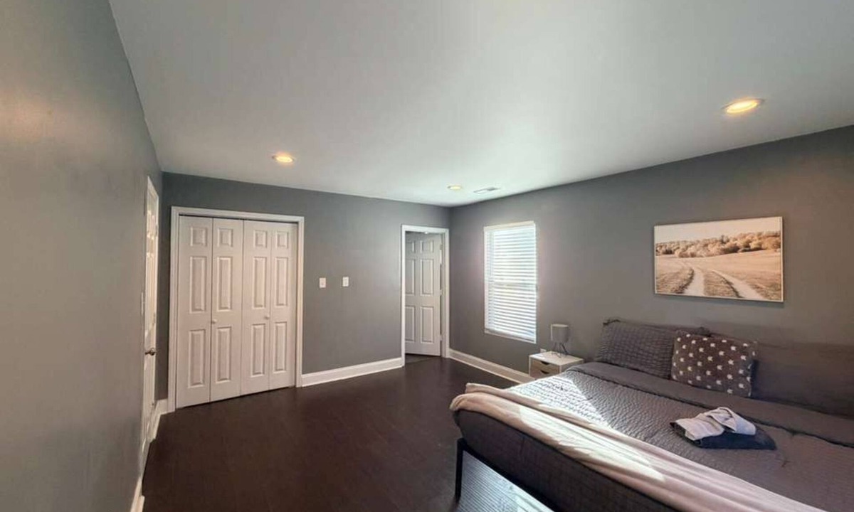 Charlotte House | Cozy 3BR Home | Yard + WiFi + Sleeps 10