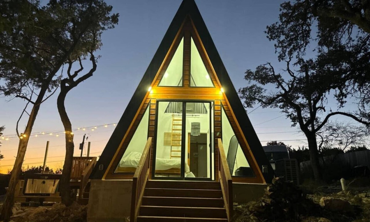 Bandera Cabin | Cozy A-Frame | Hot Tub, Fire-pit, Pets