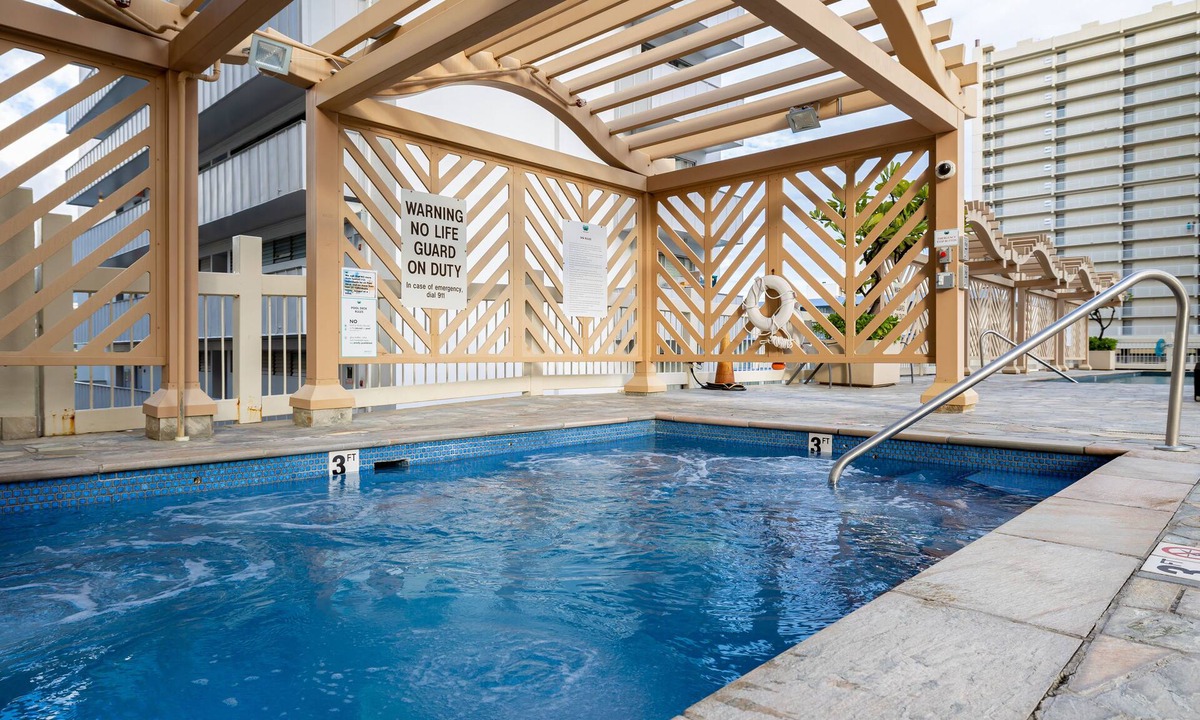 McCully - Moiliili Condo | Cozy and Warm Modern Studio near Waikiki Beach!