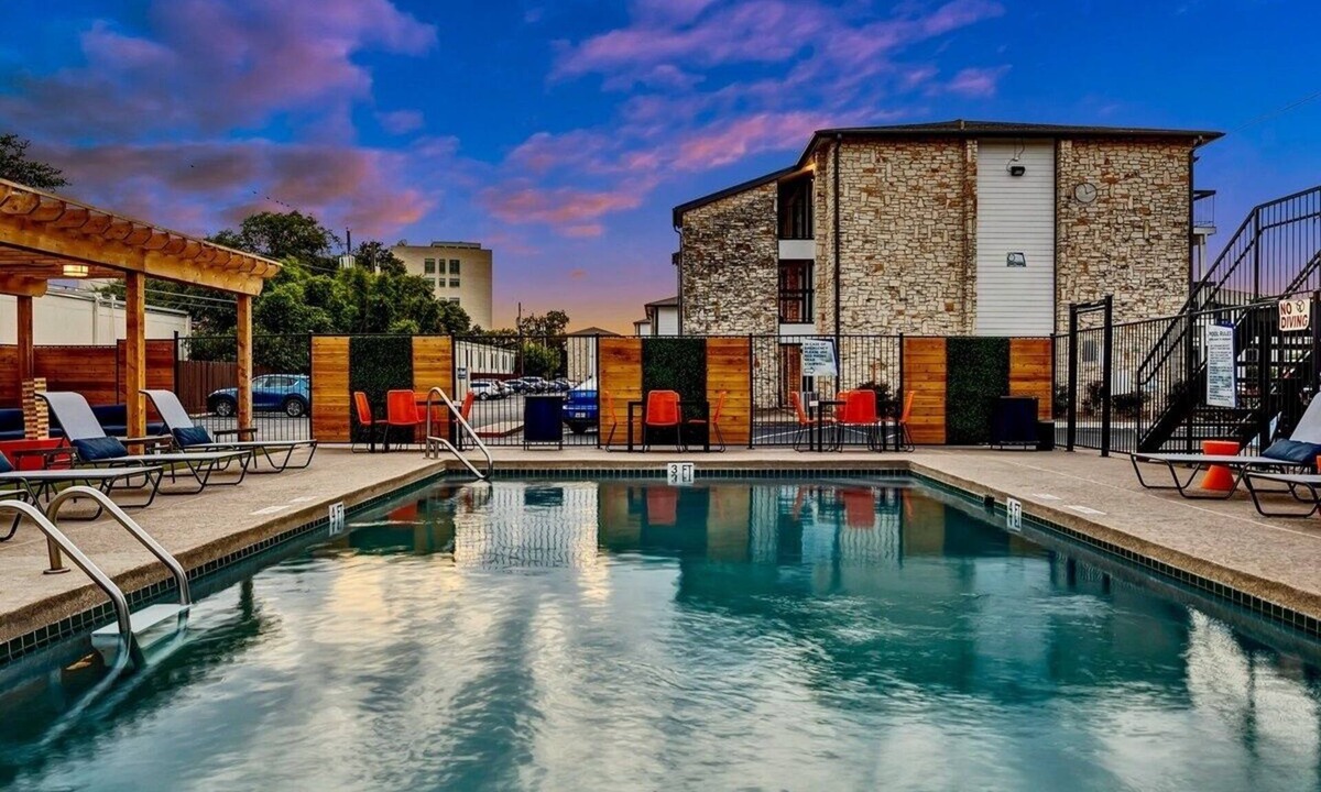 Brentwood Apartment | Cozy Apartment with Pool, BBQ and Central Access