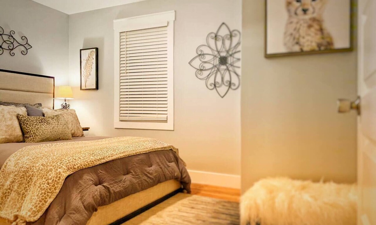 Wilmington House | Cozy Blue Bungalow Walk Downtown! Free parking!