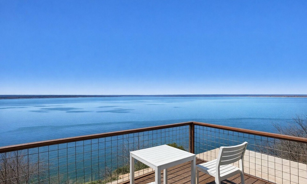 Whitney House | Cozy "Blue Moon" Cabin with Beautiful Lake Whitney View and Upstairs Deck
