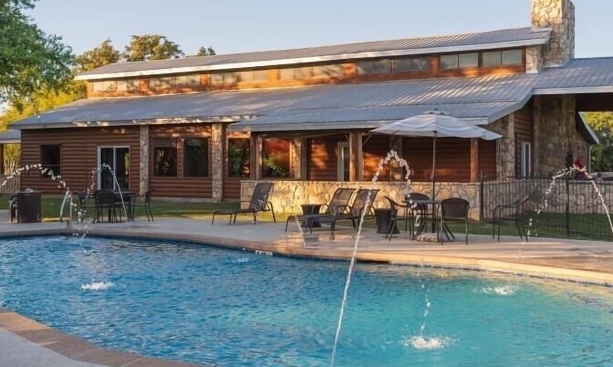 La Hacienda Estates Cabin | Cozy cabin with WiFi, fitness room in cool Austin