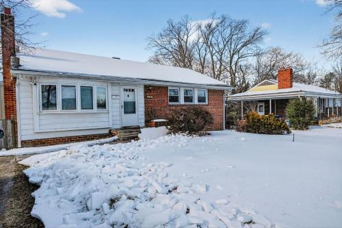 New Carrollton House | Cozy Capital Retreat Suburban Serenity