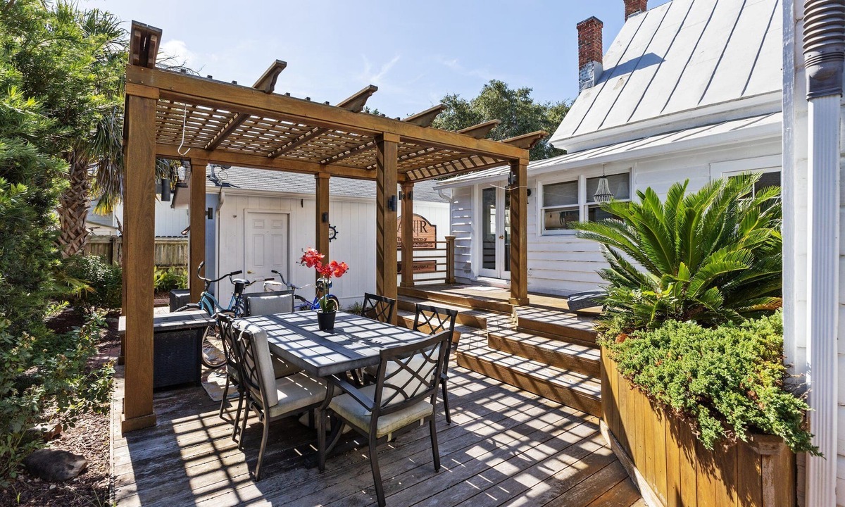 Morehead City Cottage | Cozy Carriage House. 1 bed 1 marble bath w/tub 1 block from water. Sleeps 3