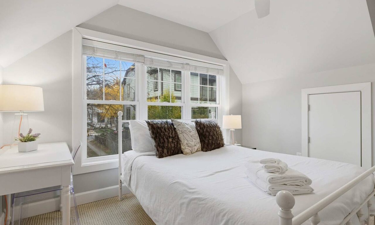 Lyon Park Apartment | Cozy Carriage House - Clarendon Getaway