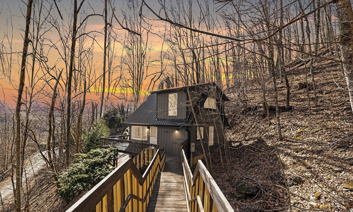 Seven Devils Ski Chalet | Cozy Chalet Getaway, Hot Tub, Pet-Friendly, WiFi, AC in Seven Devils