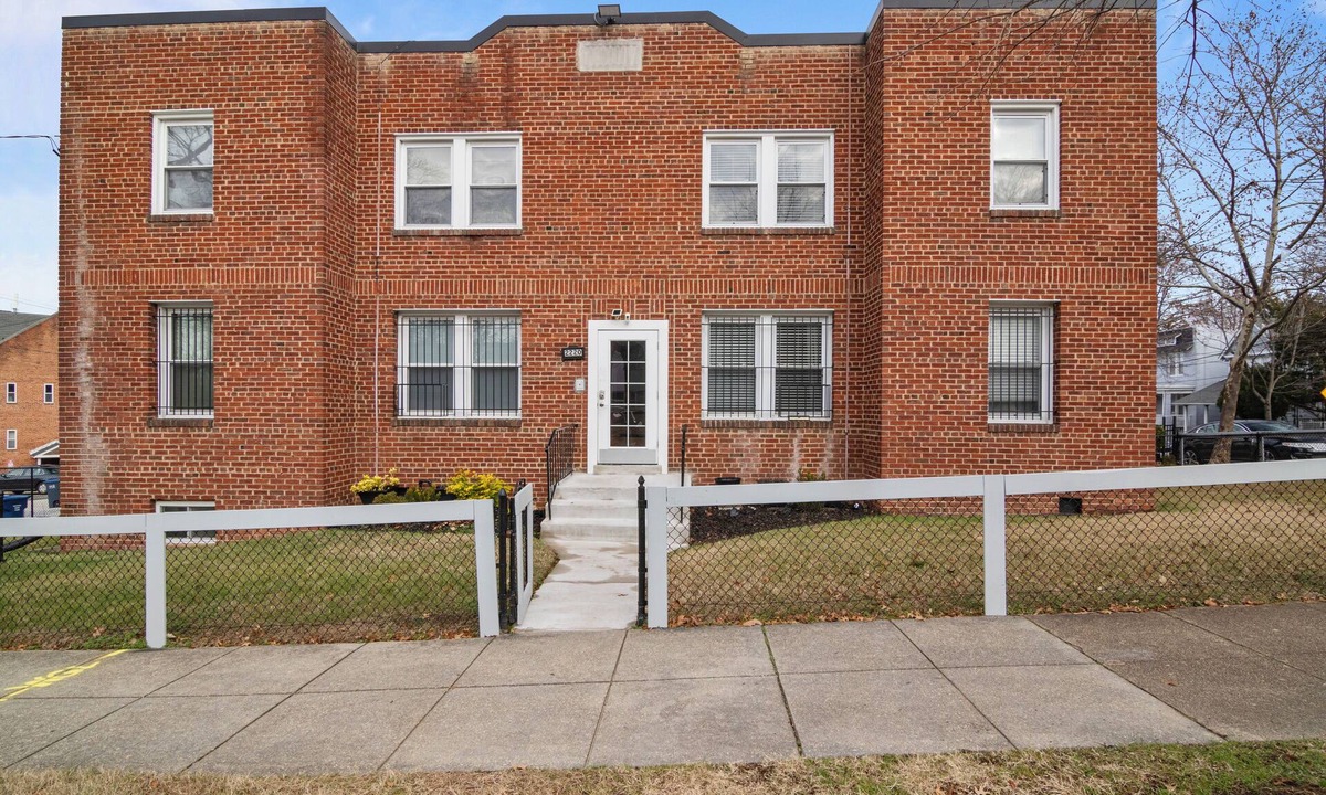 Fairlawn Apartment | Cozy charming 1-bedroom apartment in exciting Washington with AC