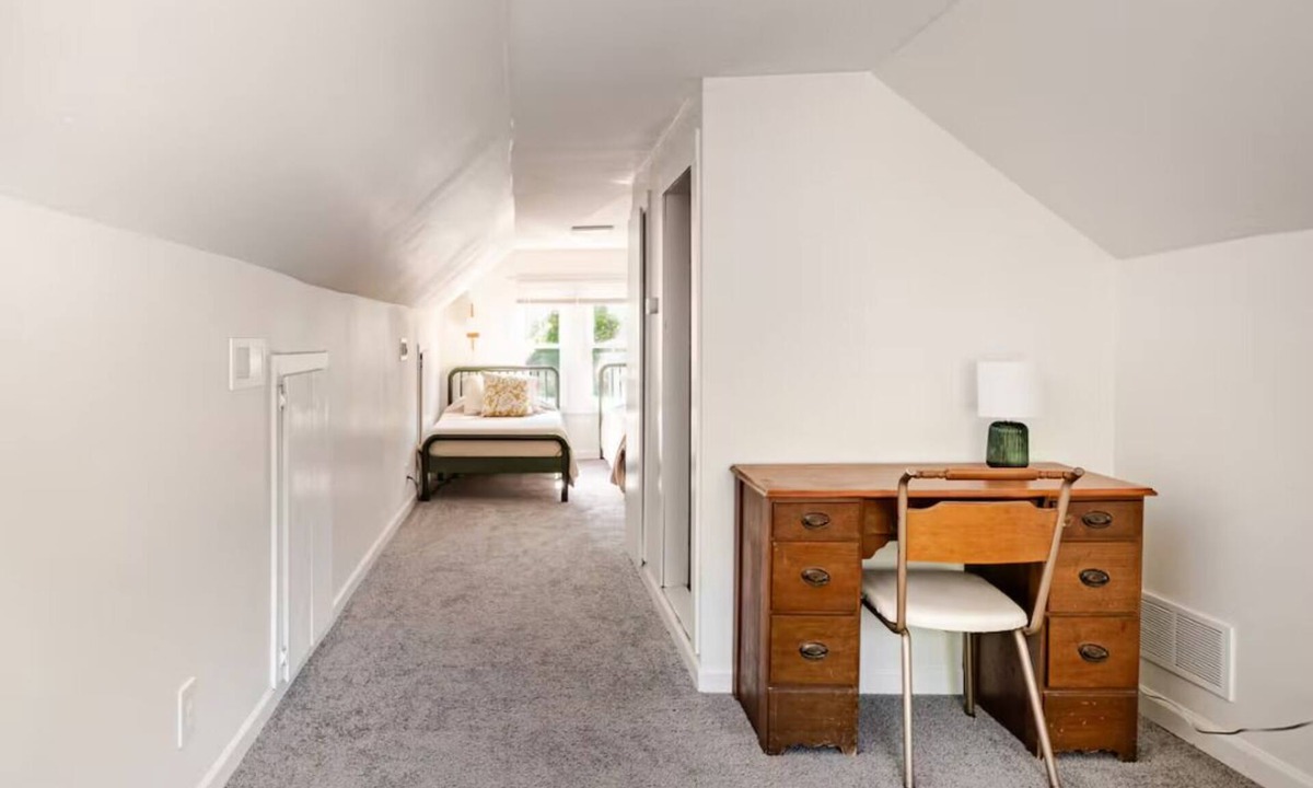 Grosse Ile Cottage | Cozy Charming 2BR Cottage - Perfect for Traveling Professionals