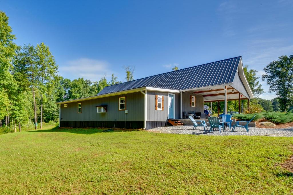 Clarkesville House | Cozy Clarkesville Getaway w/Fire Pit!