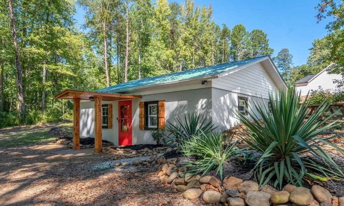 Westport House | "Cozy Cottage" Denver: Near Lake Norman, Beatties Ford Park, Sleeps 7 + Fire Pit