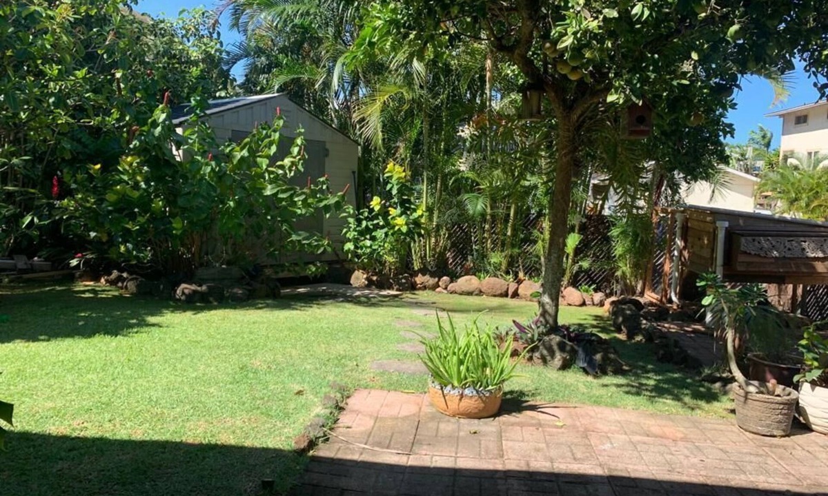 Haleiwa House | Cozy downstairs Apartment located one block from beach in V-land.