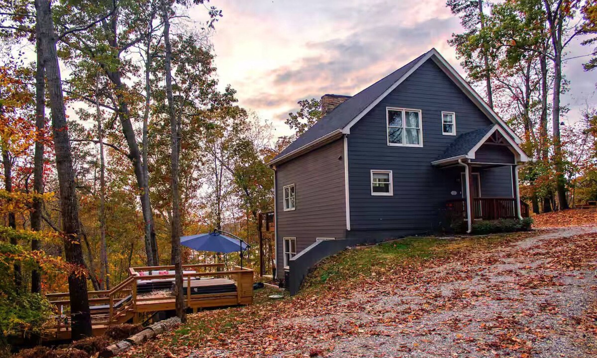 Gainesville House | Cozy Family Lakehouse with Winter Lakeview, Hot Tub, Arcade, Mini Golf, Kng Beds