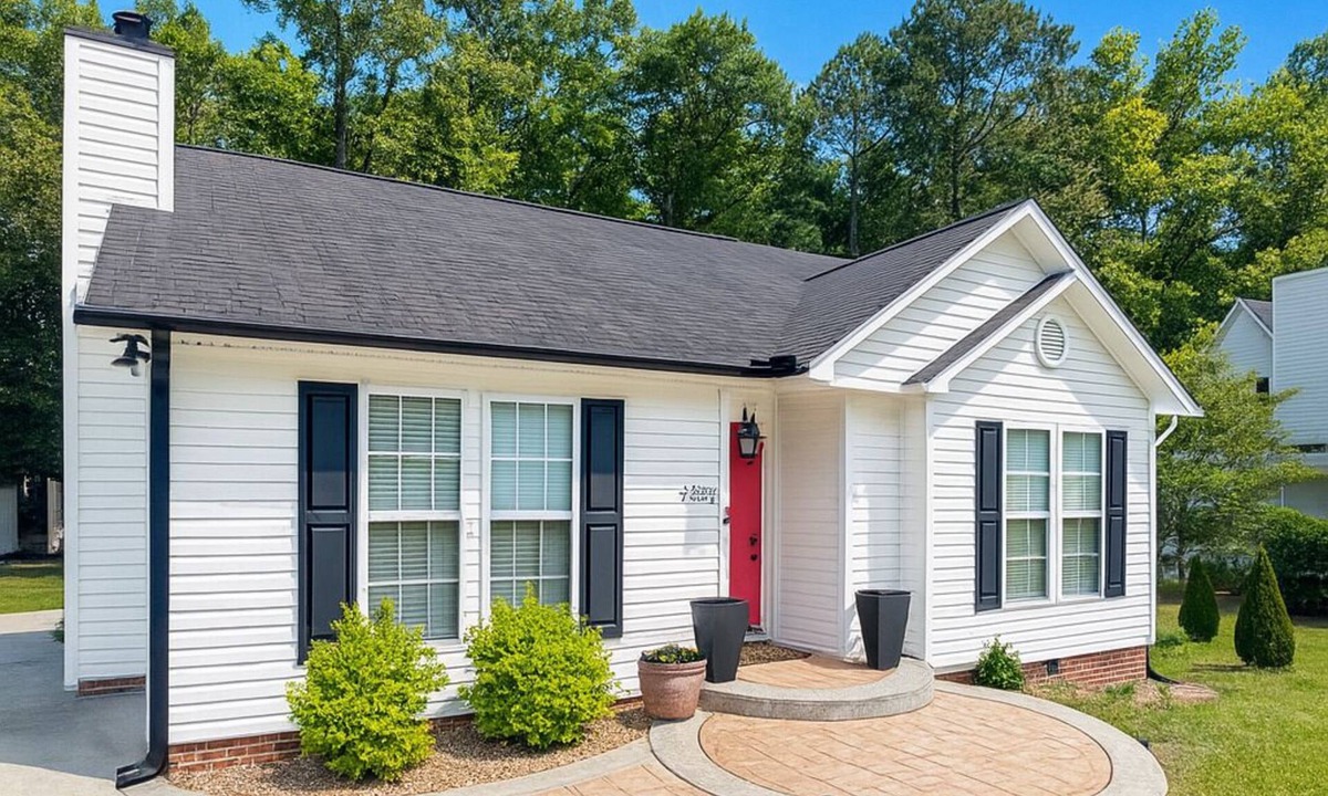Northeast Raleigh House | COZY Farmhouse Escape w/Relaxing outdoor, only 10min to Raleigh Hotspots