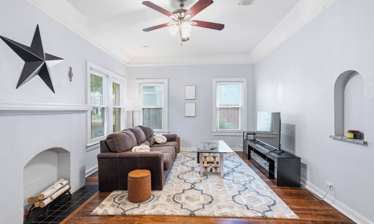 Knox - Henderson House | Cozy Home + Knox Henderson + Nightlife + Sleeps 8