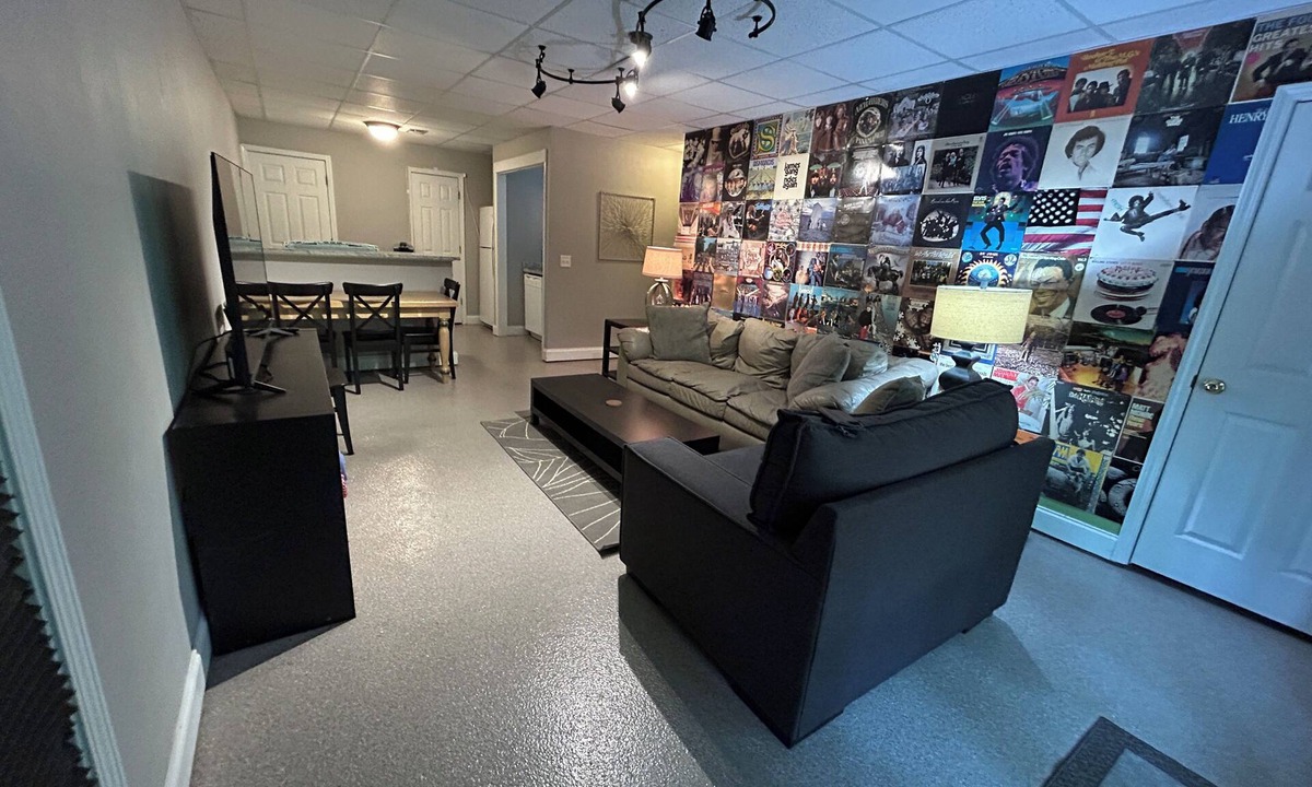 Johns Creek Apartment | Cozy Johns Creek lower level apartment with private entrance & parking by door