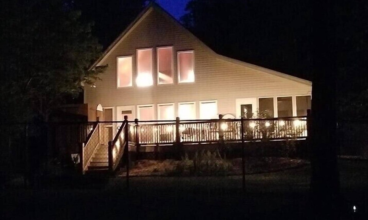 Gumlog Cabin | COZY LAKEFRONT CABIN Perfect for a relaxing getaway!