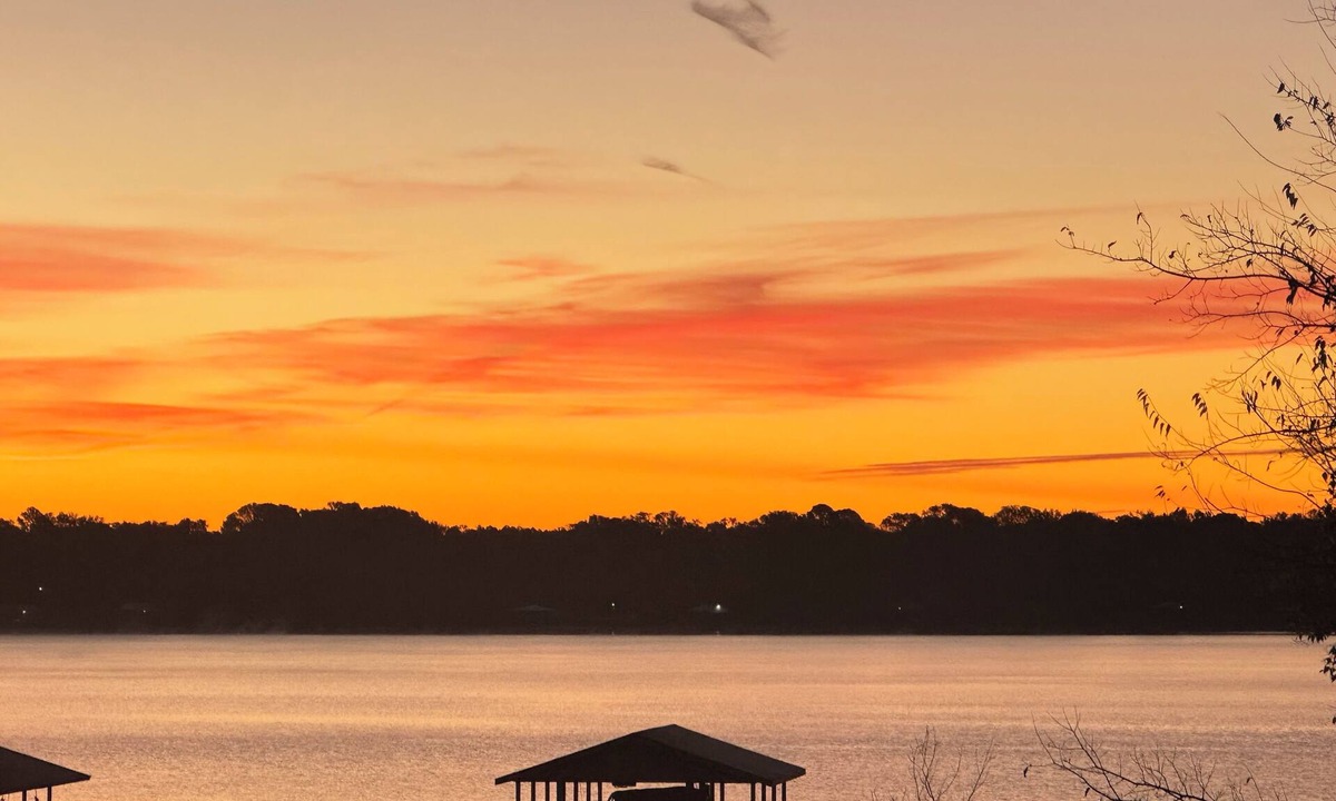 Gun Barrel City House | Cozy lakefront 3-bedroom house with WiFi, AC, fireplace, huge backyard