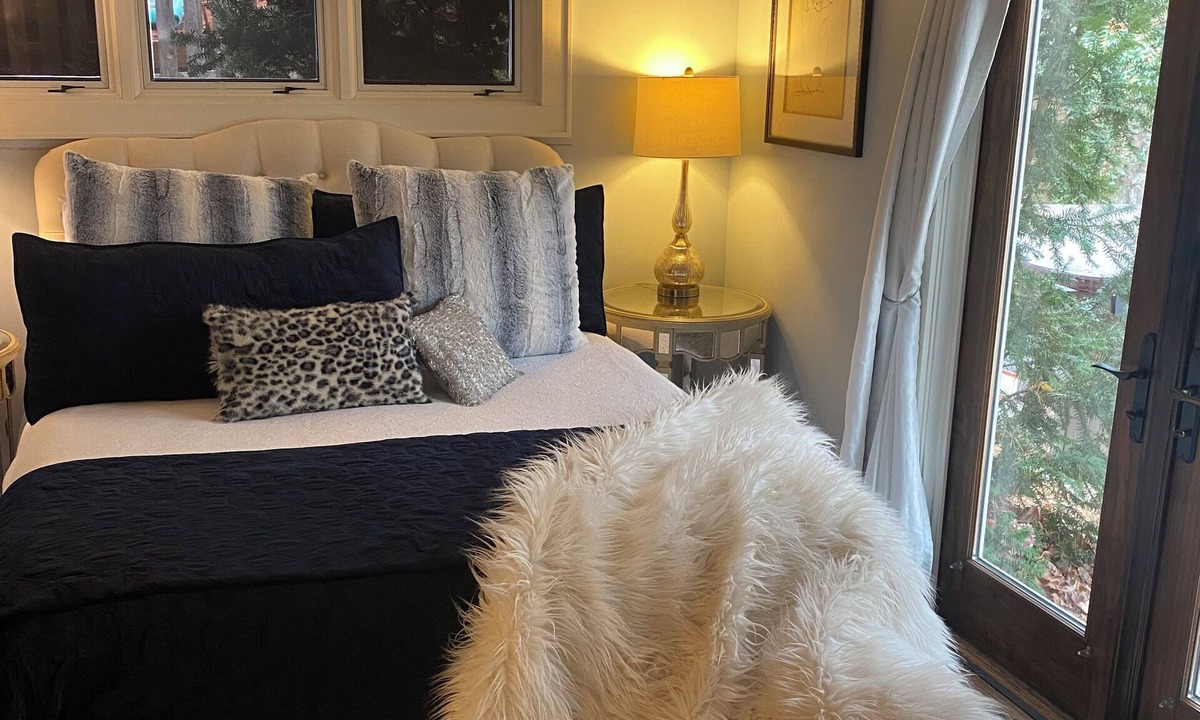 Charlotte Street House | Cozy, luxury, jacuzzi, downtown and fenced yard for pets!
