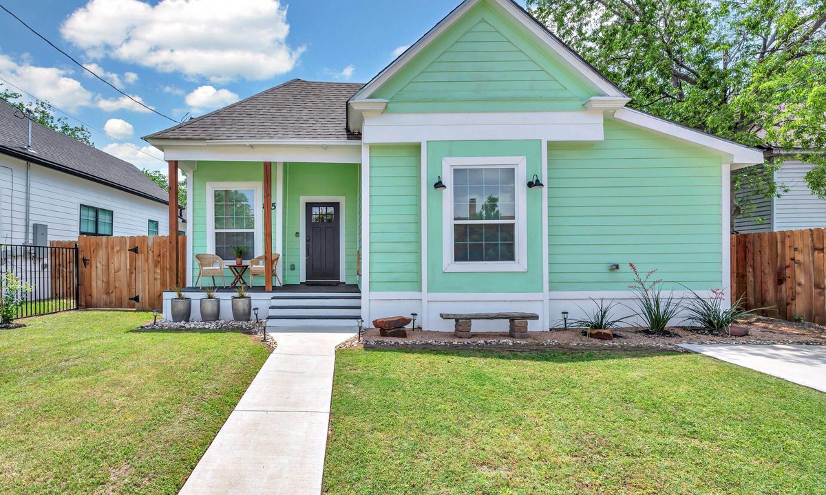 Brazos House | Cozy Mint Cottage - Magnolia/Baylor/Downtown Waco