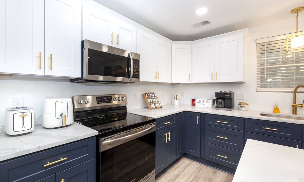 Toddville Road House | Cozy Modern:3Bedroom house near Airport, Uptown & Whitewater Center.